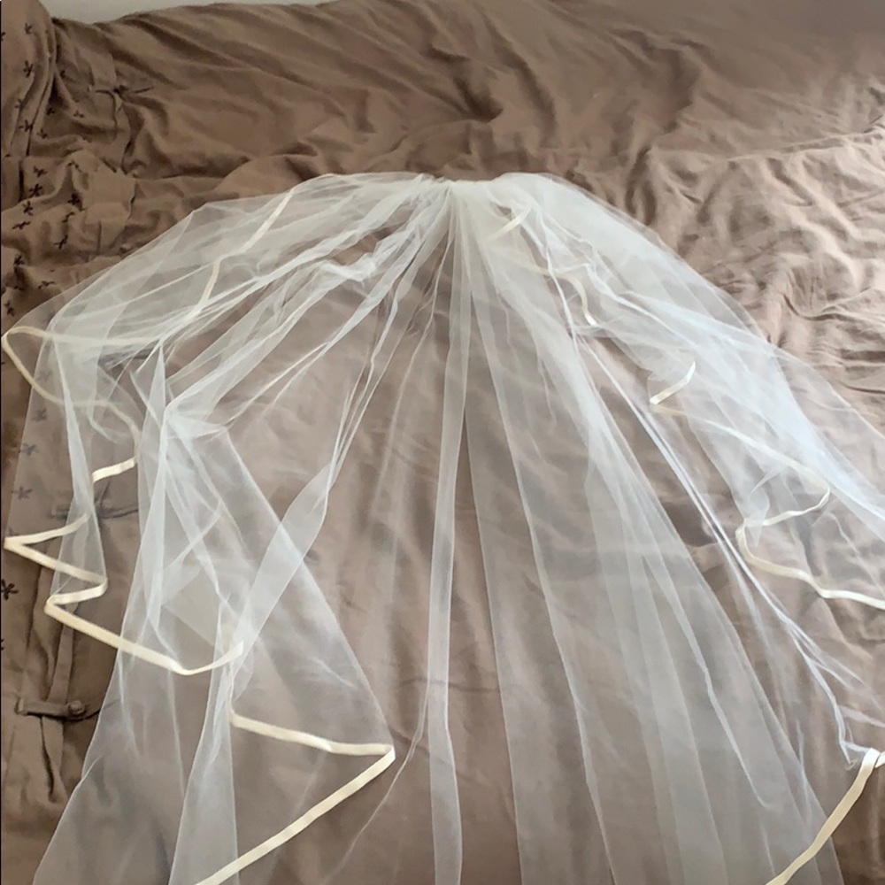 Long piped veil